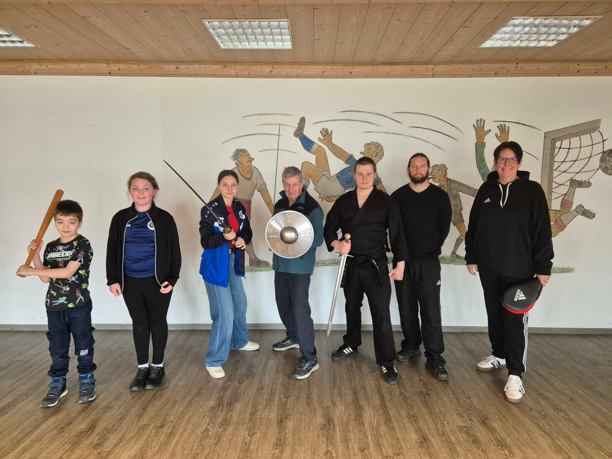 Gruppenfoto mit historischen Waffen